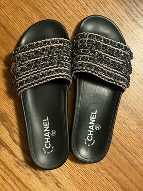 CHANEL Black Tweed Chain-Trim Slide Sandals with Subtle Pastel Threading